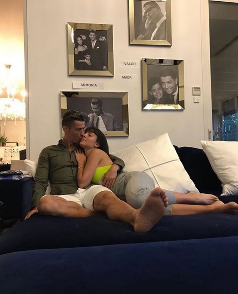18. Mai 2018 Zweisamkeit haben Cristiano Ronaldo und seine Georgina Rodriguez nur äußerst selten. Deshalb muss diese dann umso mehr genoßen werden. 18. Mai 2018 Zweisamkeit haben Cristiano Ronaldo und seine Georgina Rodriguez nur äußerst selten. Deshalb muss diese dann umso mehr genoßen werden.