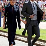 Für diese elegante, dunkelblaue Eigenkreation erntete Victoria Beckham nicht nur Komplimente. Vielen Fans war der Look zu düster für die sonnige Traumhochzeit von Prinz Harry und Meghan in Windsor. Immerhin sind die roten Pumps ein schöner Farbklecks.