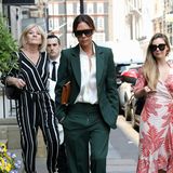 Alle Augen auf Mrs. Beckham! Victoria ist im waldgrünen Business-Style unterwegs und zieht die Blicke der Londoner auf sich. Aber Aufmerksamkeit ist ja durchaus gewollt.