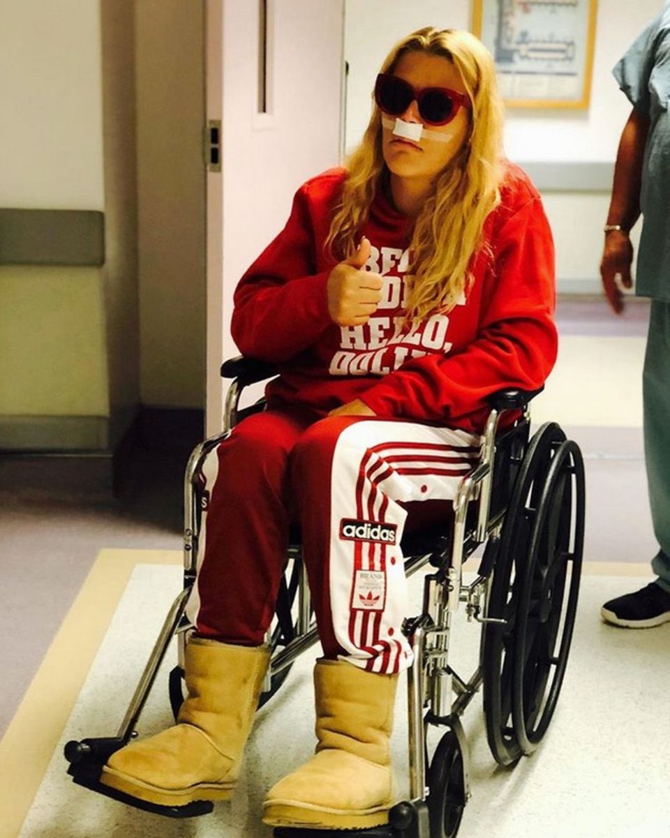 Busy Philipps postet nach ihrer Nasennebenhöhlen-OP ein Bild aus dem Krankenhaus. Die Schauspielerin zeigt sich noch etwas geschwächt im Rollstuhl, signalisiert aber, dass alles gut gelaufen ist und bedankt sich für die Anteilnahme. Busy Philipps postet nach ihrer Nasennebenhöhlen-OP ein Bild aus dem Krankenhaus. Die Schauspielerin zeigt sich noch etwas geschwächt im Rollstuhl, signalisiert aber, dass alles gut gelaufen ist und bedankt sich für die Anteilnahme.