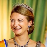 Doppelter Diadem-Auftritt von Erbgroßherzogin Stéphanie von Luxemburg: Ihr Collier ist ebenfalls ein umfunktioniertes Diadem!  Für mehr Variabilität kann man übrigens bei dem Diadem von Chaumet, das sie auf dem Kopf trägt, die Diamanten durch Saphire ersetzt werden. Und es lässt sich eine weitere Reihe aufstecken, die dann von perlförmigen Tropfen gekrönt werden. 