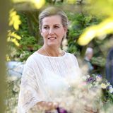 22. Mai 2018  Verträumte Blick von Gräfin Sophie, die durch den üppigen Garten streift.