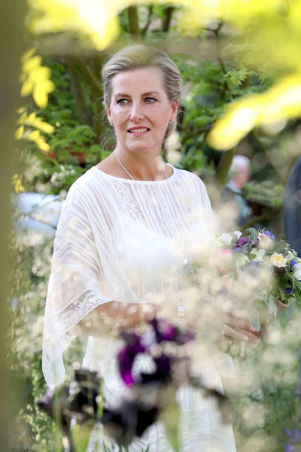 22. Mai 2018 Verträumte Blick von Gräfin Sophie, die durch den üppigen Garten streift. 22. Mai 2018 Verträumte Blick von Gräfin Sophie, die durch den üppigen Garten streift.