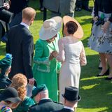 Küsschen mit Hut will gelernt sein: Herzogin Meghan und Herzogin Camilla manövrieren um ihre Kopfbedeckungen herum.