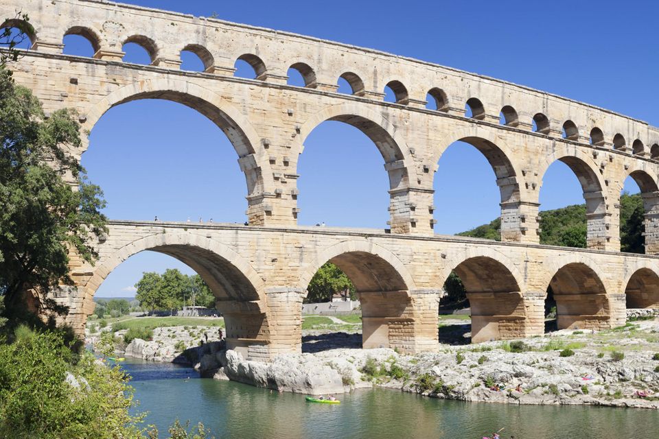 Im Süden Frankreich befindet sich ein Schatz aus längst vergangenen Tagen: der Pont du Gard. Das römische Aquädukt mit einer Höhe von 49 Metern und 52 Halbbögen gehört seit 1985 zum UNESCO-Weltkulturerbe. Die meisten Besucher reisen mit dem eigenen Auto an, um das beliebte Bauwerk in Ruhe zu erkunden.