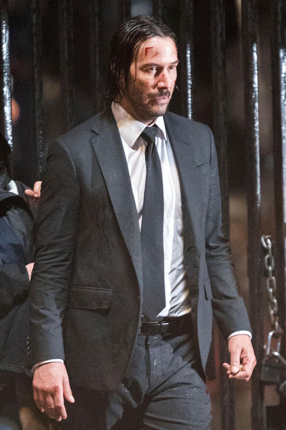 Am Set für den Film "John Wick 2" in New York schaut der Hauptdarsteller Keanu Reeves ganz schön demoliert aus. Schrammen auf der Stirn zieren sein Gesicht. Zum Glück ja alles nur Make-up für den Film. 