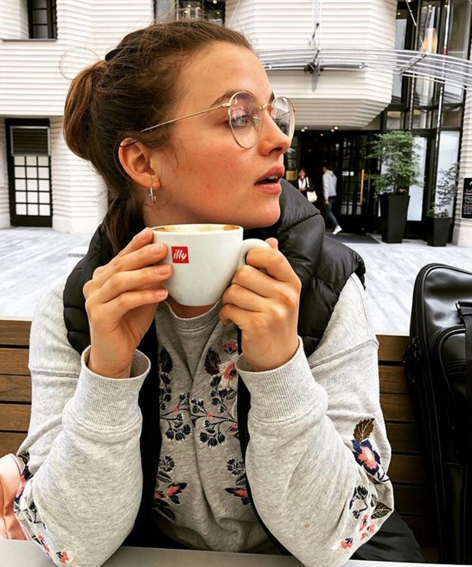 Mit ihrer großen runden Brille mit einer dünnen Metallfassung liegt Jung-Schauspielerin Ronja Forcher total im Trend. Mit ihrer großen runden Brille mit einer dünnen Metallfassung liegt Jung-Schauspielerin Ronja Forcher total im Trend.