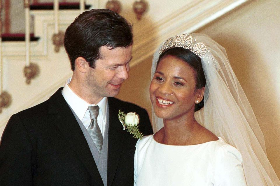 Prinz Maximilian von und zu Liechtenstein und seine Braut Angela an ihrem Hochzeitstag im Januar 2000. Die Prinzessin könnte nicht nur in Sachen Brautlook ein echtes Vorbild für Herzogin Meghan gewesen sein. 