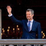 26. Mai 2018   Fröhlich winkt Kronprinz Frederik den vielen Fans zu, die anlässlich seines 50. Geburtstages zum Schloss Amalienborg erschienen sind. 