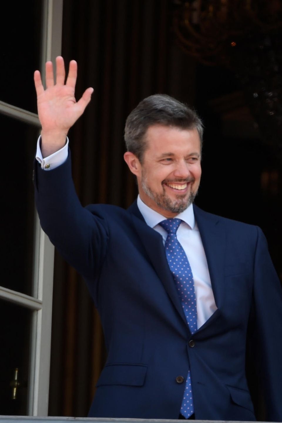 Prinz Frederik beim Geburtstagsgruß vom Balkon Prinz Frederik beim Geburtstagsgruß vom Balkon