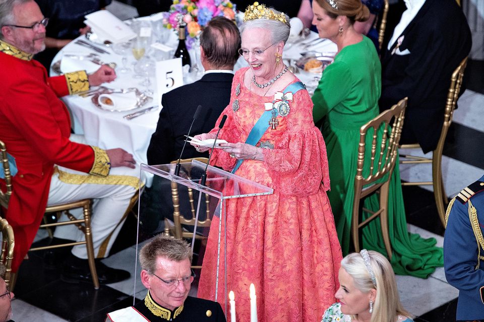 Prinz Frederik von Dänemark: Königin Margrethe hält eine bewegende Rede zum Geburtstag ihres Sohnes - die Gäste lauschen lächelnd (vorne in Weiß beispielsweise Prinzessin Mette-Marit von Norwegen) Königin Margrethe hält eine bewegende Rede zum Geburtstag ihres Sohnes - die Gäste lauschen lächelnd (vorne in Weiß beispielsweise Prinzessin Mette-Marit von Norwegen)