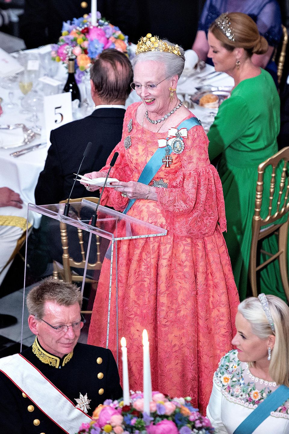 Königin Margrethe hält eine bewegende Rede zum Geburtstag ihres Sohnes - die Gäste lauschen lächelnd (vorne in Weiß beispielsweise Prinzessin Mette-Marit von Norwegen) Königin Margrethe hält eine bewegende Rede zum Geburtstag ihres Sohnes - die Gäste lauschen lächelnd (vorne in Weiß beispielsweise Prinzessin Mette-Marit von Norwegen)
