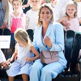 Madeleine trägt einen hellblauen Hosenanzug mit zweireihigem Jackett aus Leinen. Die Kombination stammt von Massimo Dutti und ist eine Limited Edition für knapp 300 Euro. Dazu kombiniert die Prinzessin eine Valentino-Tasche für knapp 1.700 Euro, die sie schon häufiger getragen hat. 