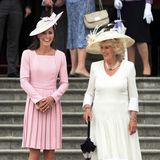 Auch Kate bezauberte an der Seite von Camilla in einem rosafarbenen Ensemble. Während sich die Kleider von Catherine und Meghan, abgesehen von der Farbe, schon sehr unterscheiden, ähneln sich ihre Hut-Kreationen umso mehr. 