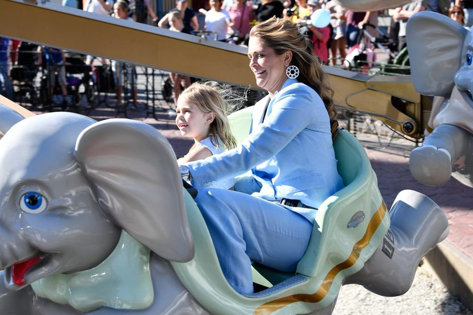 Prinzessin Madeleine + Prinzessin Leonore: Prinzessin Leonore genießt den Tag mit ihrer Mutter. Die beiden strahlen mit der Sonne um die Wette. Prinzessin Leonore genießt den Tag mit ihrer Mutter. Die beiden strahlen mit der Sonne um die Wette.