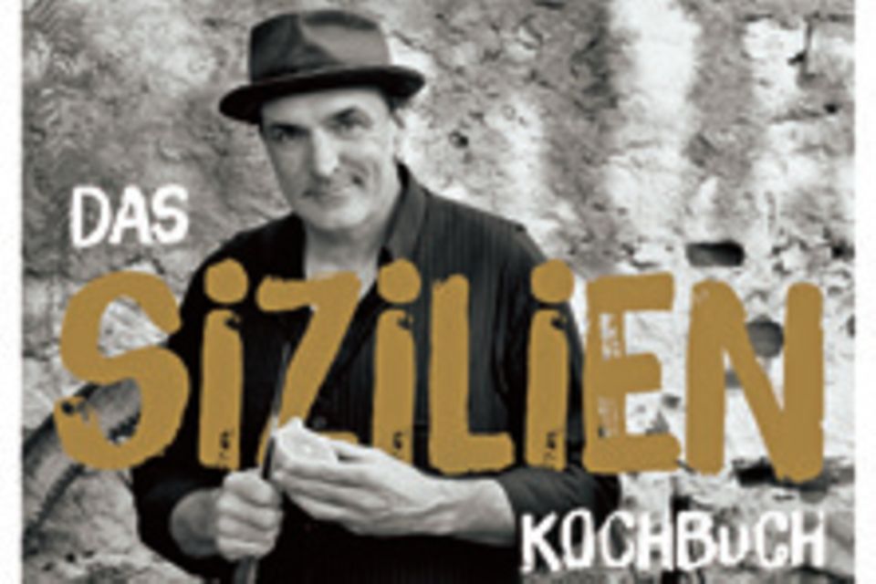 Italienische Romanze: Mit seiner Rolle als italienischstämmiger Kommissar teilt Ex-"Tatort"-Schauspieler Andreas Hoppe die Liebe zur mediterranen Küche. Nach einer kulinarischen Tour durch Sizilien präsentiert er seine 60 Lieblingsrezepte der Insel in diesem Buch. ("Das Sizilien Kochbuch", Südwest Verlag, 224 S., 24,99 Euro) Mit seiner Rolle als italienischstämmiger Kommissar teilt Ex-"Tatort"-Schauspieler Andreas Hoppe die Liebe zur mediterranen Küche. Nach einer kulinarischen Tour durch Sizilien präsentiert er seine 60 Lieblingsrezepte der Insel in diesem Buch. ("Das Sizilien Kochbuch", Südwest Verlag, 224 S., 24,99 Euro)