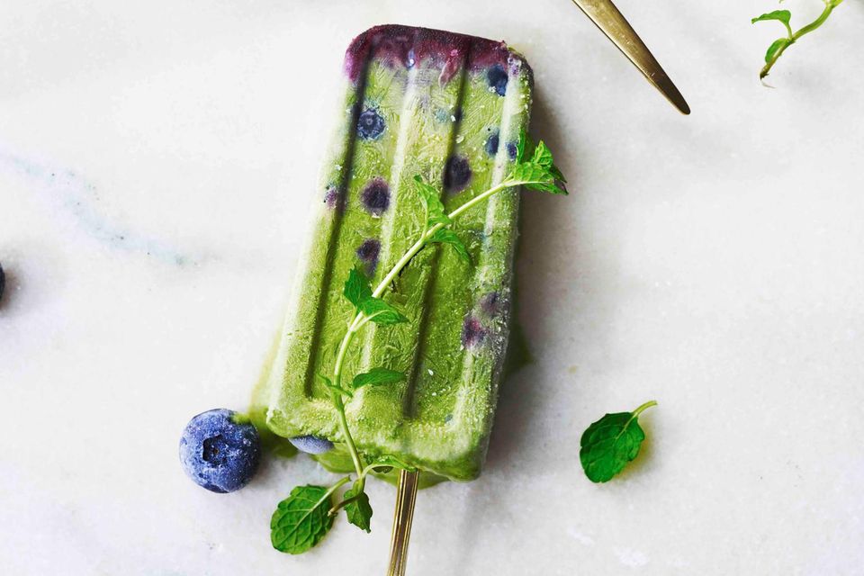 Gesund und superlecker: Zum Anbeißen: das Matcha-Heidelbeer-Eis am Stiel. Zum Anbeißen: das Matcha-Heidelbeer-Eis am Stiel.