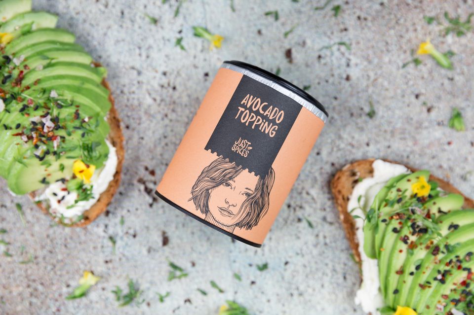 Gesund und superlecker: Beim Eis ist es die Sahnehaube mit Kirsche, beim Avocadotoast machen's die Gewürze (z. B. das "Avocado Topping" von Just Spices für ca. 6 Euro). Beim Eis ist es die Sahnehaube mit Kirsche, beim Avocadotoast machen's die Gewürze (z. B. das "Avocado Topping" von Just Spices für ca. 6 Euro).