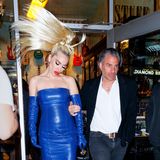 Womöglich möchte Lady Gaga auch einfach nur die Paparazzi mit ihrem Pferdeschwanz vertreiben. 
