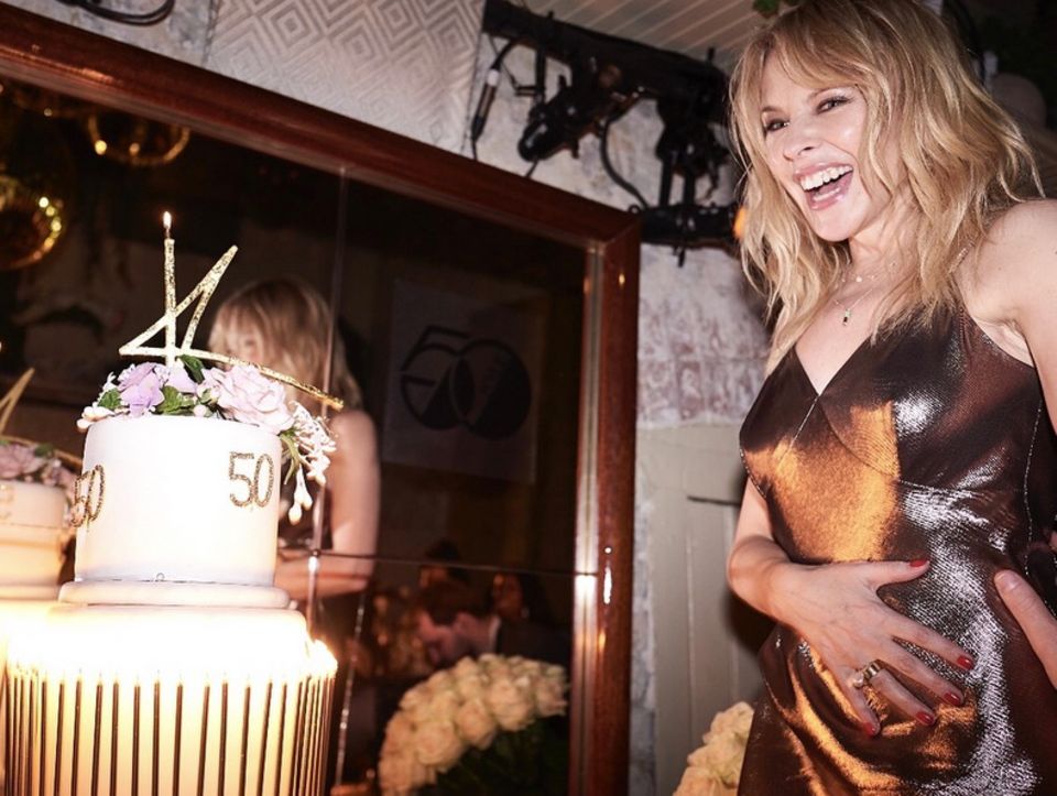 Happy Birthday! Superstar Kylie Minogue feiert ihren 50. Geburtstag! Da darf eine glamouröse Geburtstagstorte für die Pop-Diva natürlich nicht fehlen. Eine zweistöckige Torte mit goldener Deko sind für diesen Anlass genau das Richtige. Happy Birthday! Superstar Kylie Minogue feiert ihren 50. Geburtstag! Da darf eine glamouröse Geburtstagstorte für die Pop-Diva natürlich nicht fehlen. Eine zweistöckige Torte mit goldener Deko sind für diesen Anlass genau das Richtige.