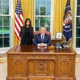 31. Mai 2018   Trump trifft Kim. Reality-Star Kim Kardashian besucht den US-Präsident Donald Trump im Weißen Haus. Grund für dieses spektakuläre Aufeinandertreffen ist, dass Kim Kardashian sich für die Begnadigung der 63 Jahre alten Alice Marie Johnson einsetzen möchte, die eine lebenslange Freiheitsstrafe im Zusammenhang mit Drogendelikten verbüßt und seit 1996 einsitzt. Ganz in Schwarz gekleidet und in zitronengelben High-Heels schreitet Kardashian in das Büro des US-Präsidenten. Kein Kamerateam ihrer TV-Show „Keeping up with the Kardashians“ begleitet sie. Im Anschluss bedankt sie sich via Twitter bei Trump dafür, dass er sich die Zeit für das Treffen genommen habe. Sie hoffe, dass der Präsident Johnson begnadigen werde. 