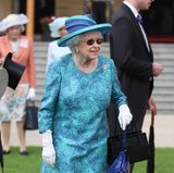 Fashion-Looks: Die jährliche Gartenparty im Buckingham-Palast feiert Queen Elizabeth gut gelaunt in fröhlichen Türkis- und Blautönen.