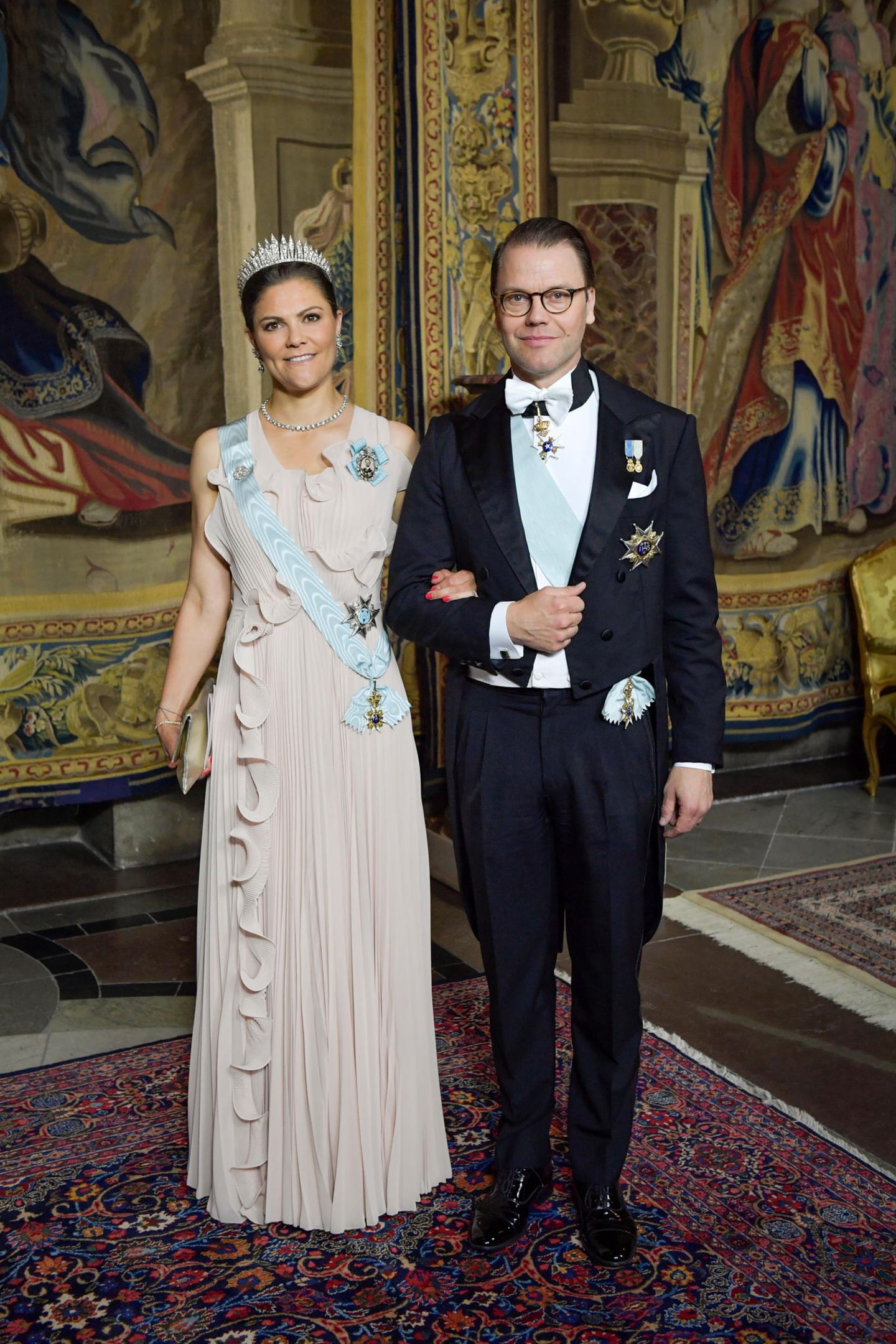 31. Mai 2018  Beim Repräsentationsdinner im königlichen Schloss in Stockholm erscheinen Prinzessin Victoria und Prinz Daniel festlich gekleidet. Victoria trägt ein Traumkleid in zartem Rosa. 