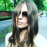 Wer versteckt sein schönes Gesicht denn hier hinter einer XXL-Sonnenbrille und Haarsträhnen? Es ist die Moderatorin und Neu-Mama Cathy Hummels! Im Hippie-Look macht sie die Münchener Straßen unsicher und genießt das kaiserliche Wetter – herrlich!