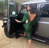 Style-Queen Victoria Beckham kennt kein overdressed! Für einen Tag auf dem Land wählt sie ein grünes Kleid aus ihrer eigenen Kollektion und knallige, orangefarbene Pumps. Doch der Look überzeugt nicht nur von hinten ...