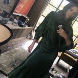 Denn auch von vorne kann sich das edle Midikleid sehen lassen! Ganz casual geht es also für sie aufs Land, schließlich ist das Kleid ja in Grüntönen gehalten. 