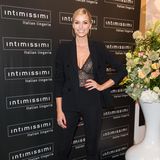 Sexy B(l)ack! Model Lena Gercke zeigt sich bei der Präsentation von Intimissimi dem Event entsprechend mit Dessous auf dem Black Carpet. Die Markenbotschafterin kombiniert einen Spitzen-Body unter einem klassischen Hosenanzug.