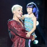 Bei einem Konzert von Mama Pink in Los Angeles präsentiert Töchterchen Willow ihre neue Haarfarbe auf der Bühne. Die süße Tochter der Sängerin kommt in Sachen Style offensichtlich ganz nach ihrer berühmten Mama, die bekannterweise auch nicht vor auffälligen Looks zurückschreckt.