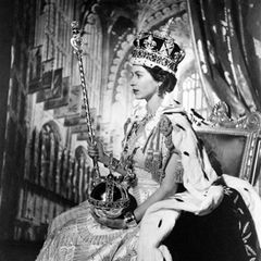 Am 2. Juni 1953 wurde mit pompösen Krönungsfeierlichkeiten in London aus der jungen Elizabeth die jetzige und am längsten amtierende Monarchin der Welt: Königin Elizabeth II.  Schauen Sie mit uns zurück auf das außergewöhnliche Leben der Queen.
