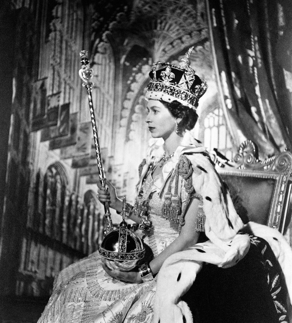 Am 2. Juni 1953 wurde mit pompösen Krönungsfeierlichkeiten in London aus der jungen Elizabeth die jetzige und am längsten amtierende Monarchin der Welt: Königin Elizabeth II.  Schauen Sie mit uns zurück auf das außergewöhnliche Leben der Queen.