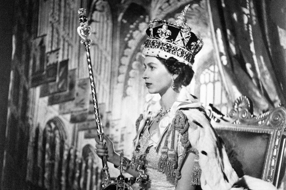 Das offizielle Krönungsporträt mit der Imperial State Crown und dem Zepter wird zu einem der bekanntesten Bilder der Monarchin überhaupt.