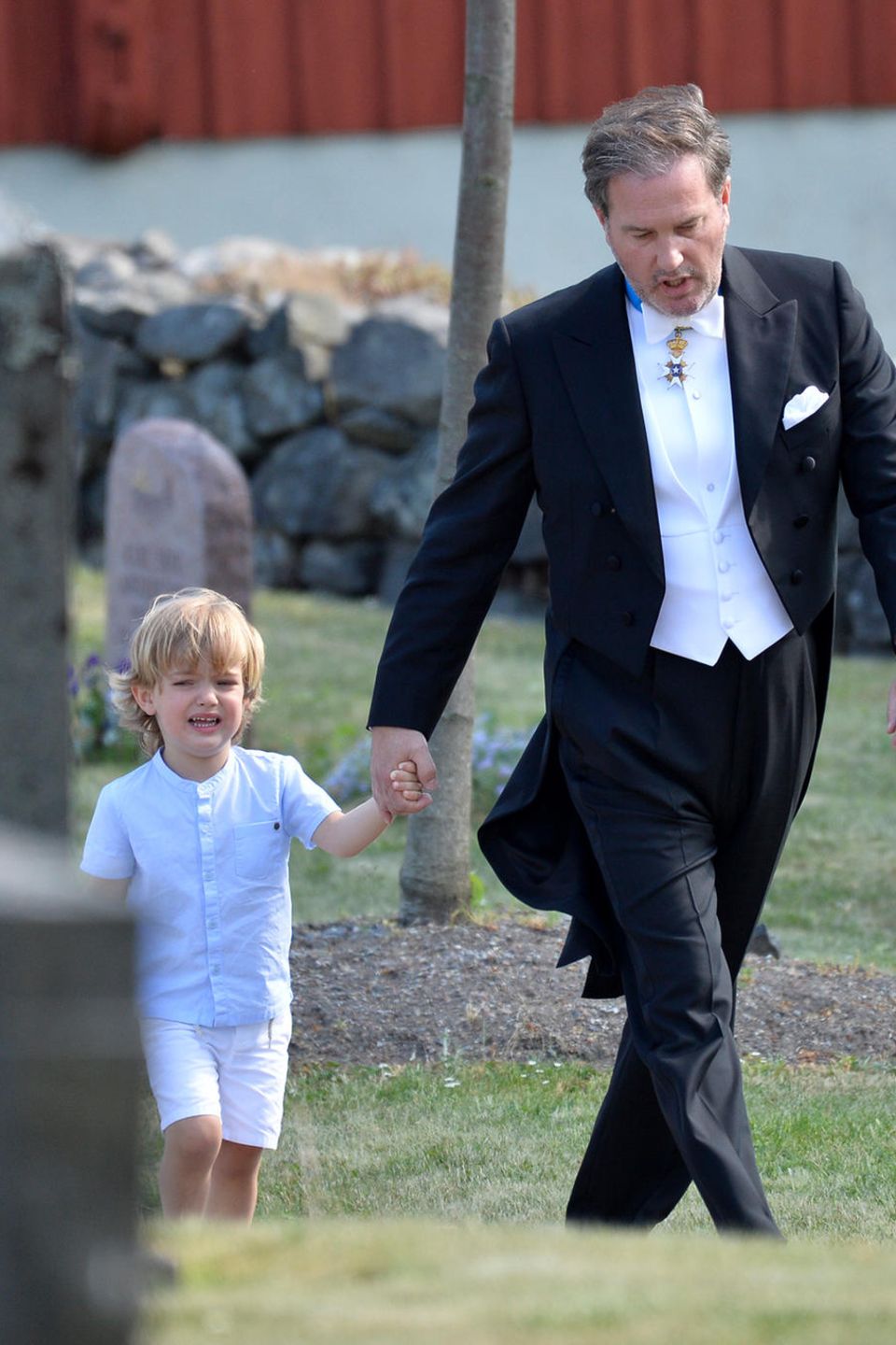 2. Juni 2018  So richtig scheint es dem kleinen Prinz Nicolas nicht zu gefallen, zur Hochzeit zu gehen. Mit Papa Chris O'Neill an der Hand beruhigt er sich aber schnell wieder.