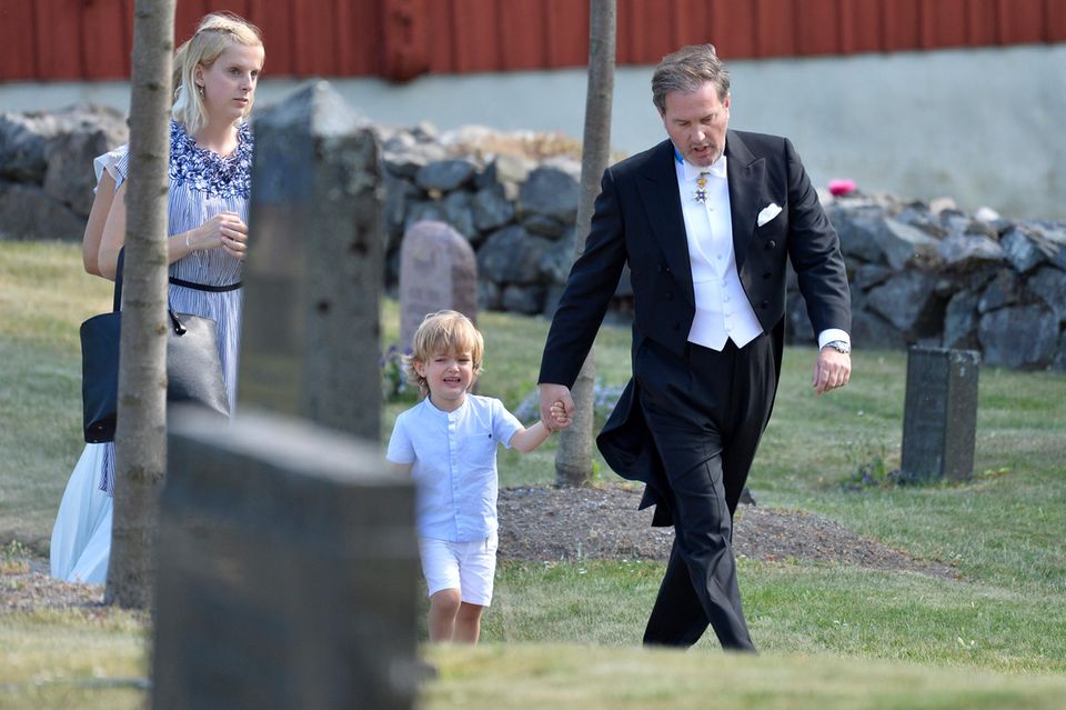 2. Juni 2018 So richtig scheint es dem kleinen Prinz Nicolas nicht zu gefallen, zur Hochzeit zu gehen. Mit Papa Chris O'Neill an der Hand beruhigt er sich aber schnell wieder. 2. Juni 2018 So richtig scheint es dem kleinen Prinz Nicolas nicht zu gefallen, zur Hochzeit zu gehen. Mit Papa Chris O'Neill an der Hand beruhigt er sich aber schnell wieder.
