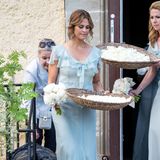 Im weichfließenden Sommerkleid in Hellblau sieht Prinzessin Madeleine ebenso wie die anderen Brautjungfern auch ganz bezaubernd aus.