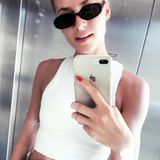 Schmale Sonnenbrillen im Retro-Style sind in diesem Sommer ein absolutes Must-Have. Das weiß Topmodel und Fashionista Lena Gercke natürlich auch und präsentiert ihr Modell mit diesem coolen Selfie auf Instagram. 