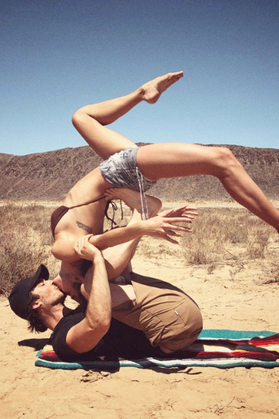 "Desert kisses", schreibt Twilight-Star Nikki Reed zu diesem ausgefallenen Kussfoto mit Ehemann Ian Somerhalder auf Instagram. Das Paar macht Yoga in der Wüste und verbrennt durch die Küsse sicherlich auch ein paar Kalorieren. 