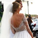 Ein tiefer Rückenausschnitt und die hochgesteckten Haare setzen den Rücken der Braut und ihre zierliche Silhouette perfekt in Szene. Der durchsichtige Stoff lässt tief blicken, aber nicht zu tief. Ein wunderbares Kleid! 