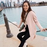 In fröhlichem Zartrosa läutet Ana Ivanovic den Frühling in Chicago ein. Ihr leichter Mantel schützt sie vor den noch kühlen Brisen der Stadt, dazu kombiniert sie eine schwarze Jeans und cremefarbene Stiefeletten. So super gestylt lässt sich die warme Jahreszeit perfekt genießen!