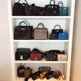 Auch die neun Hermés-Klassiker (Die Preise für eine Birkin-Bag von Hermés starten bei 10.000 Euro) sind ein kleines Vermögen wert. Und es geht noch weiter: Fendi, Prada, Dior, Louis Vuitton, Balenciaga...ein wahr gewordener Mädchenraum - den Chiara hoffentlich gut versichert hat. 