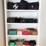 Beneidenswerte 33 Chanel-Taschen nennt Chiara Ferragni laut diesem Instagram-Post ihr Eigen. Alleine ihre Chanel-Sammlung ist überschlagen mehr als 150.000 Euro wert (durchschnittlicher Preis pro Tasche: 5.000 Euro). Und das ist noch nicht alles ... 