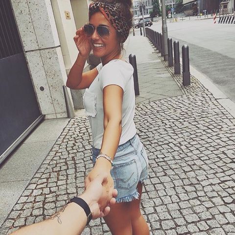 "Liebe findest du nicht, Liebe findet dich", schreibt Sarah Lombardi zu diesem Foto auf Instagram. "Ich bin verliebt in jedem Moment, den ich mit dir verbringe" - dass die Ex von Pietro Lombardi nach der Trennung von Michal endlich wieder glücklich verliebt ist, könnte nicht klarer sein. Wer der Glückliche ist, hat sie noch nicht verraten, einzig sein kleines Tattoo am Unterarm könnte schneller Hinweise darauf geben, als ihr lieb ist. 