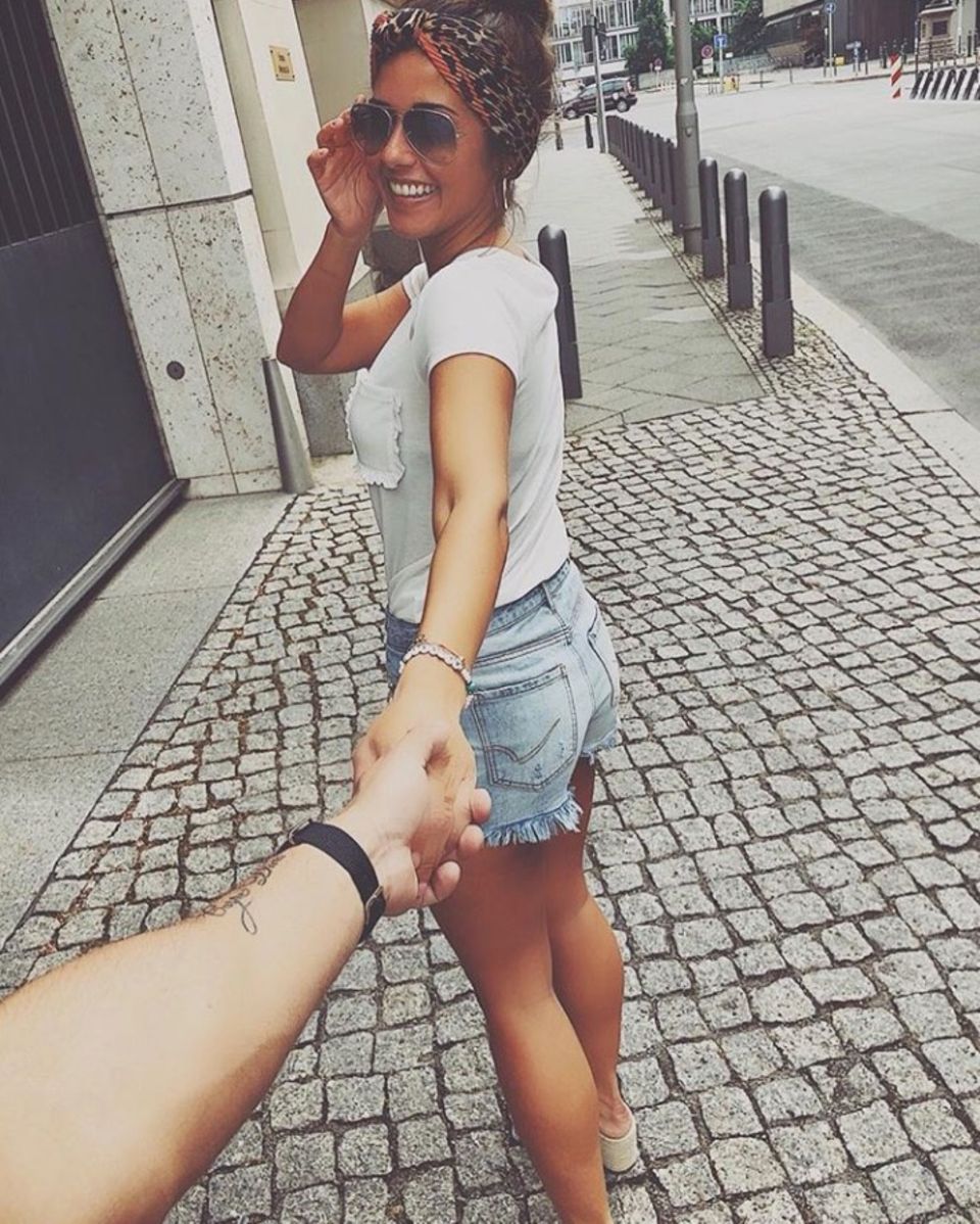 "Liebe findest du nicht, Liebe findet dich", schreibt Sarah Lombardi zu diesem Foto auf Instagram. "Ich bin verliebt in jedem Moment, den ich mit dir verbringe" - dass die Ex von Pietro Lombardi nach der Trennung von Michal endlich wieder glücklich verliebt ist, könnte nicht klarer sein. Wer der Glückliche ist, hat sie noch nicht verraten, einzig sein kleines Tattoo am Unterarm könnte schneller Hinweise darauf geben, als ihr lieb ist. "Liebe findest du nicht, Liebe findet dich", schreibt Sarah Lombardi zu diesem Foto auf Instagram. "Ich bin verliebt in jedem Moment, den ich mit dir verbringe" - dass die Ex von Pietro Lombardi nach der Trennung von Michal endlich wieder glücklich verliebt ist, könnte nicht klarer sein. Wer der Glückliche ist, hat sie noch nicht verraten, einzig sein kleines Tattoo am Unterarm könnte schneller Hinweise darauf geben, als ihr lieb ist.