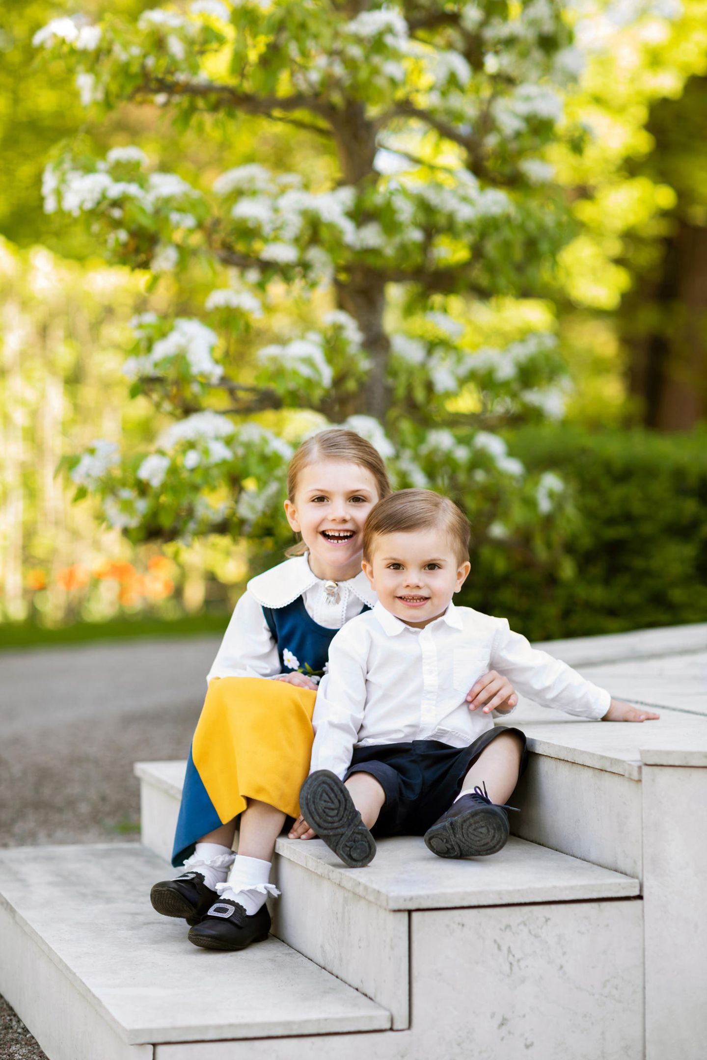 6. Juni 2018   Zum schwedischen Nationalfeiertag grüßen die stolzen Eltern Victoria und Daniel mit einem bezaubernden Foto ihrer Kinder Prinzessin Estelle und Prinz Oscar. 