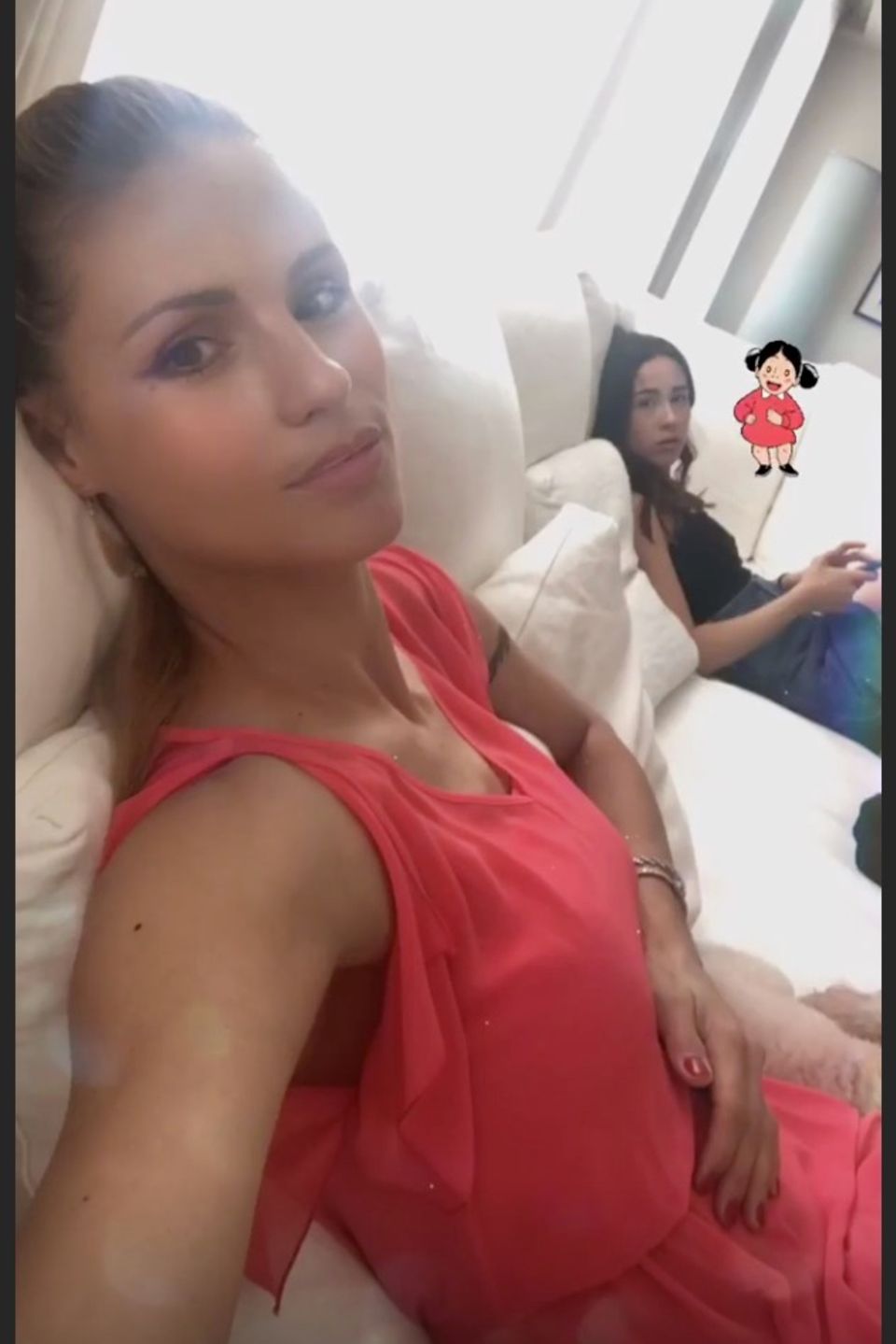 Zurück auf der Couch macht es sich Michelle mit Tochter Aurora gemütlich: In ihrer Instagram-Story postet sie ein Selfie, auf dem sie in ihrem pinkfarbenen Kleid liebevoll ihren Bauch streichelt. Zurück auf der Couch macht es sich Michelle mit Tochter Aurora gemütlich: In ihrer Instagram-Story postet sie ein Selfie, auf dem sie in ihrem pinkfarbenen Kleid liebevoll ihren Bauch streichelt.