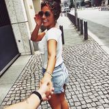 Mit diesem Instagram-Foto gibt Sängerin Sarah Lombardi offiziell bekannt, dass sie frisch verliebt ist. Ihr Look? Lässig, sportiv. In T-Shirt und Jeansshorts beweist sie, dass sie sich vor ihrer neuen Liebe bereits ganz locker stylen kann. Das Paar scheint schon sehr vertraut - Sarahs schönstes Accessoire ist aber natürlich ihr strahlendes Lächeln.