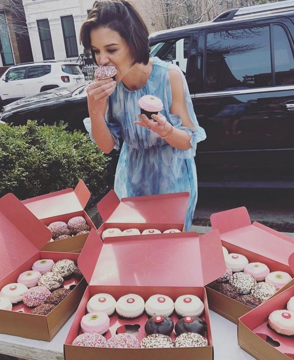 Yummie! Katie Holmes im Cupcake-Himmel. Die Schauspielerin weiß bei so viel Auswahl gar nicht, welchen süßen Kuchen sie zuerst probieren soll. Yummie! Katie Holmes im Cupcake-Himmel. Die Schauspielerin weiß bei so viel Auswahl gar nicht, welchen süßen Kuchen sie zuerst probieren soll.